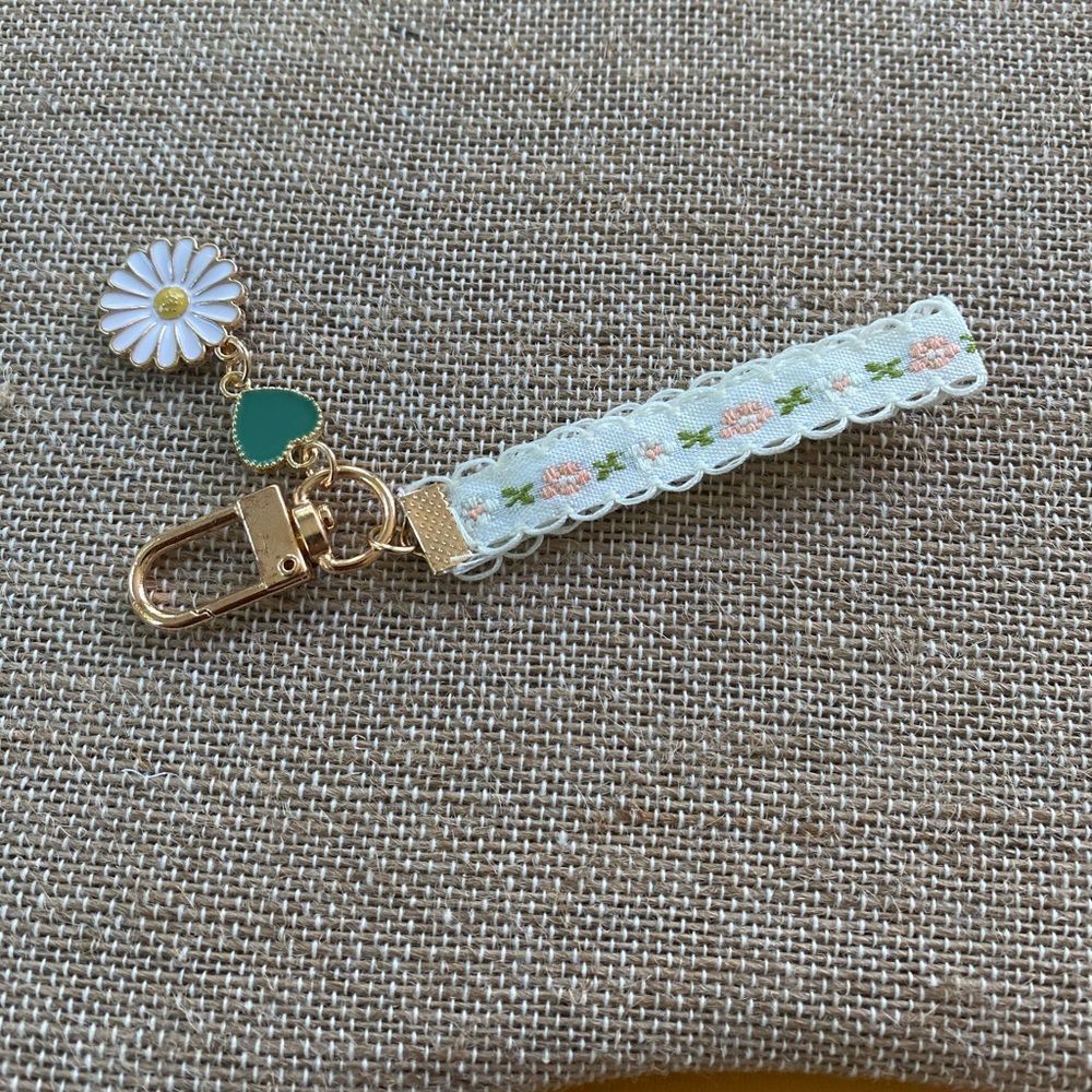 🌼🌸Dainty Floral Charm Minimalist Key Chain🌸🌼 - Picture 3 of 6